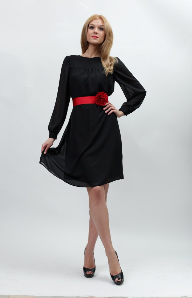 Черное платье с красным поясом